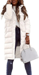 Ein-mittellanger-steppmantel-mit-faux-fellkapuze-und-detailliertem-armdesign,-perfekt-für-modische-und-gemütliche-wintertage.