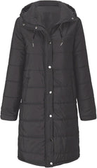 Ein-mittellanger-steppmantel-mit-faux-fellkapuze-und-detailliertem-armdesign,-perfekt-für-modische-und-gemütliche-wintertage.