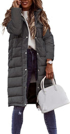 Ein-mittellanger-steppmantel-mit-faux-fellkapuze-und-detailliertem-armdesign,-perfekt-für-modische-und-gemütliche-wintertage.