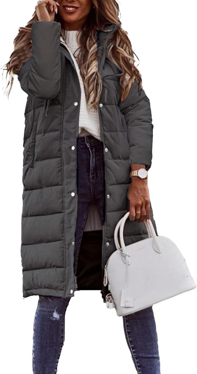 Ein-mittellanger-steppmantel-mit-faux-fellkapuze-und-detailliertem-armdesign,-perfekt-für-modische-und-gemütliche-wintertage.