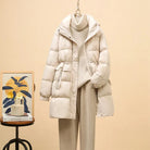 Ein-wattierter-Wintermantel-mit-hohem-Kragen-und-Taschen,-ideal-für-kühle-Tage