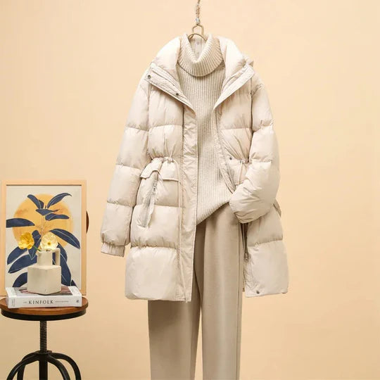 Ein-wattierter-Wintermantel-mit-hohem-Kragen-und-Taschen,-ideal-für-kühle-Tage