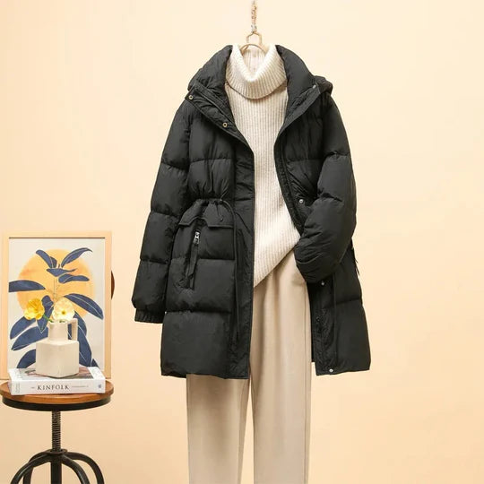 Ein-wattierter-Wintermantel-mit-hohem-Kragen-und-Taschen,-ideal-für-kühle-Tage