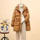 Ein-wattierter-Wintermantel-mit-hohem-Kragen-und-Taschen,-ideal-für-kühle-Tage
