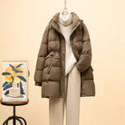 Ein-wattierter-Wintermantel-mit-hohem-Kragen-und-Taschen,-ideal-für-kühle-Tage