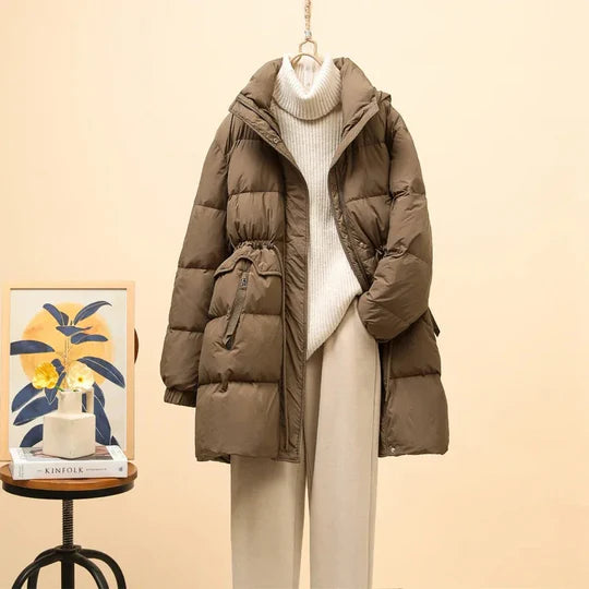 Ein-wattierter-Wintermantel-mit-hohem-Kragen-und-Taschen,-ideal-für-kühle-Tage