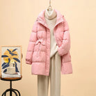 Ein-wattierter-Wintermantel-mit-hohem-Kragen-und-Taschen,-ideal-für-kühle-Tage