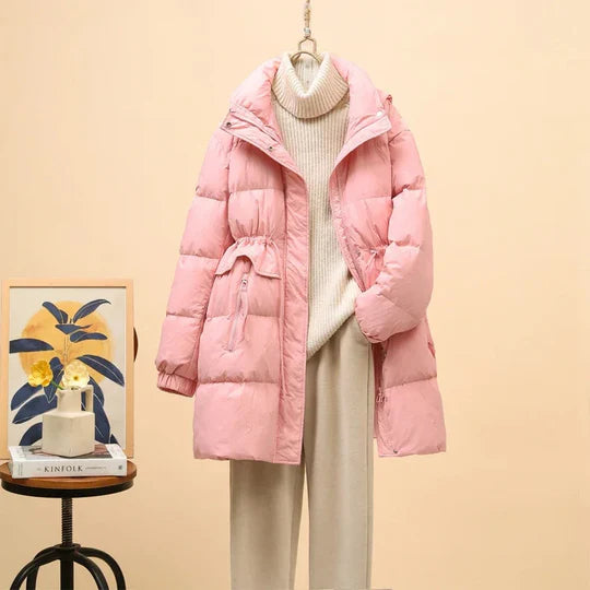 Ein-wattierter-Wintermantel-mit-hohem-Kragen-und-Taschen,-ideal-für-kühle-Tage