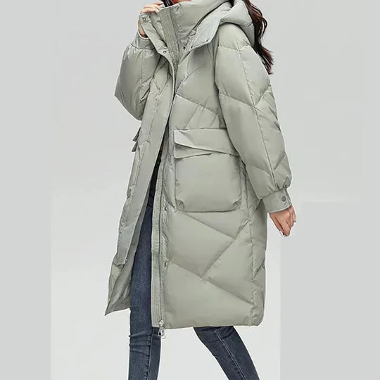 -langer-wattierter-Mantel-mit-Kapuze-und-großen-Taschen,-perfekt-für-kalte-Wintertage