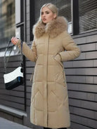 Ein-langer-steppmantel-mit-pelzbesetzter-kapuze,-ideal-für-elegante-und-warme-winteroutfits.