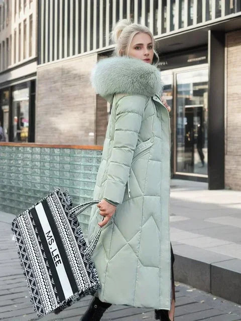 Ein-langer-steppmantel-mit-pelzbesetzter-kapuze,-ideal-für-elegante-und-warme-winteroutfits.