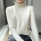 Ein-kabelgestrickter-Pullover-mit-hohem-Kragen,-perfekt-für-einen-eleganten-und-warmen-Winter-Look.