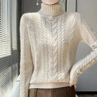 Ein-kabelgestrickter-Pullover-mit-hohem-Kragen,-perfekt-für-einen-eleganten-und-warmen-Winter-Look.