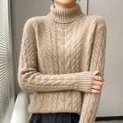 Ein-kabelgestrickter-Pullover-mit-hohem-Kragen,-perfekt-für-einen-eleganten-und-warmen-Winter-Look.