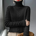 Ein-kabelgestrickter-Pullover-mit-hohem-Kragen,-perfekt-für-einen-eleganten-und-warmen-Winter-Look.