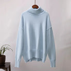 Ein-lockerer-Rollkragenpullover-mit-abgesenkten-Schultern,-perfekt-für-einen-lässigen-und-gemütlichen-Look.