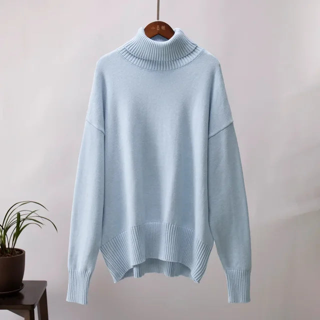 Ein-lockerer-Rollkragenpullover-mit-abgesenkten-Schultern,-perfekt-für-einen-lässigen-und-gemütlichen-Look.