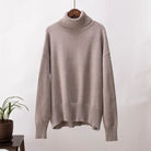 Ein-lockerer-Rollkragenpullover-mit-abgesenkten-Schultern,-perfekt-für-einen-lässigen-und-gemütlichen-Look.