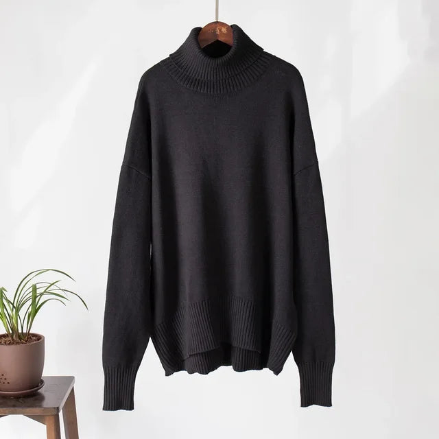 Ein-lockerer-Rollkragenpullover-mit-abgesenkten-Schultern,-perfekt-für-einen-lässigen-und-gemütlichen-Look.