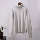 Ein-lockerer-Rollkragenpullover-mit-abgesenkten-Schultern,-perfekt-für-einen-lässigen-und-gemütlichen-Look.