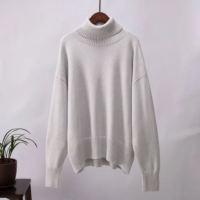Ein-lockerer-Rollkragenpullover-mit-abgesenkten-Schultern,-perfekt-für-einen-lässigen-und-gemütlichen-Look.