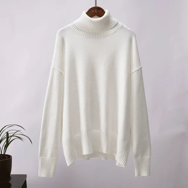 Ein-lockerer-Rollkragenpullover-mit-abgesenkten-Schultern,-perfekt-für-einen-lässigen-und-gemütlichen-Look.