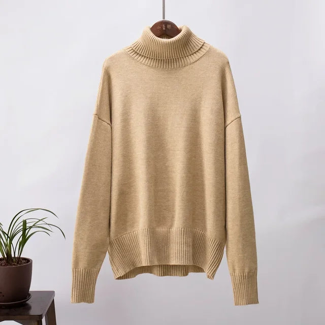 Ein-lockerer-Rollkragenpullover-mit-abgesenkten-Schultern,-perfekt-für-einen-lässigen-und-gemütlichen-Look.