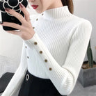 Ein-gerippter-Pullover-mit-hohem-Kragen-und-dekorativen-Knöpfen-an-den-Ärmeln,-elegant-und-modern.