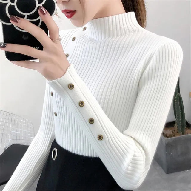 Ein-gerippter-Pullover-mit-hohem-Kragen-und-dekorativen-Knöpfen-an-den-Ärmeln,-elegant-und-modern.