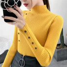Ein-gerippter-Pullover-mit-hohem-Kragen-und-dekorativen-Knöpfen-an-den-Ärmeln,-elegant-und-modern.