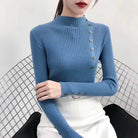 Ein-gerippter-Pullover-mit-hohem-Kragen-und-dekorativen-Knöpfen-an-den-Ärmeln,-elegant-und-modern.