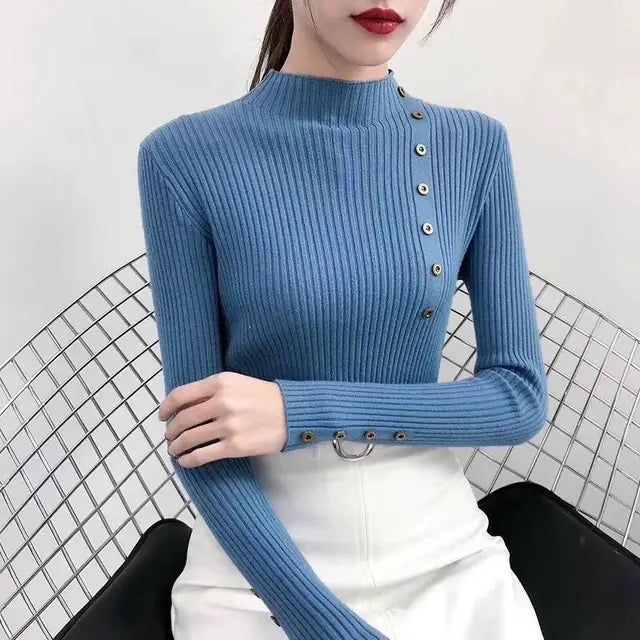 Ein-gerippter-Pullover-mit-hohem-Kragen-und-dekorativen-Knöpfen-an-den-Ärmeln,-elegant-und-modern.