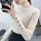 Ein-gerippter-Pullover-mit-hohem-Kragen-und-dekorativen-Knöpfen-an-den-Ärmeln,-elegant-und-modern.