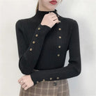 Ein-gerippter-Pullover-mit-hohem-Kragen-und-dekorativen-Knöpfen-an-den-Ärmeln,-elegant-und-modern.