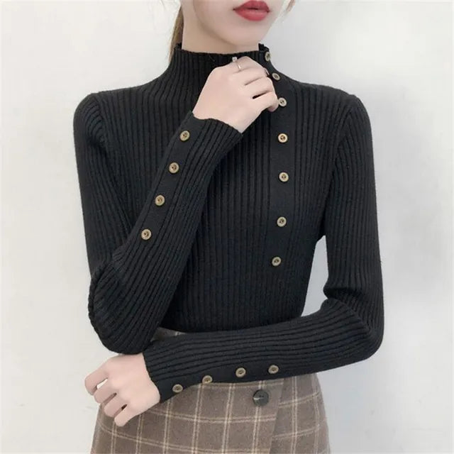 Ein-gerippter-Pullover-mit-hohem-Kragen-und-dekorativen-Knöpfen-an-den-Ärmeln,-elegant-und-modern.