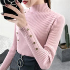 Ein-gerippter-Pullover-mit-hohem-Kragen-und-dekorativen-Knöpfen-an-den-Ärmeln,-elegant-und-modern.