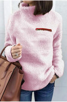 Flauschiger-Pullover-mit-hohem-Kragen-und-reißverschlussähnlichem-Detail,-ideal-für-einen-bequemen-und-warmen-Winterlook.