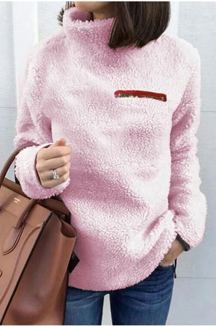 Flauschiger-Pullover-mit-hohem-Kragen-und-reißverschlussähnlichem-Detail,-ideal-für-einen-bequemen-und-warmen-Winterlook.