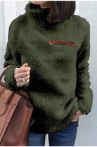 Flauschiger-Pullover-mit-hohem-Kragen-und-reißverschlussähnlichem-Detail,-ideal-für-einen-bequemen-und-warmen-Winterlook.