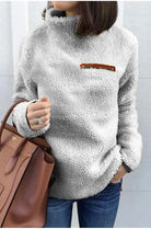 Flauschiger-Pullover-mit-hohem-Kragen-und-reißverschlussähnlichem-Detail,-ideal-für-einen-bequemen-und-warmen-Winterlook.
