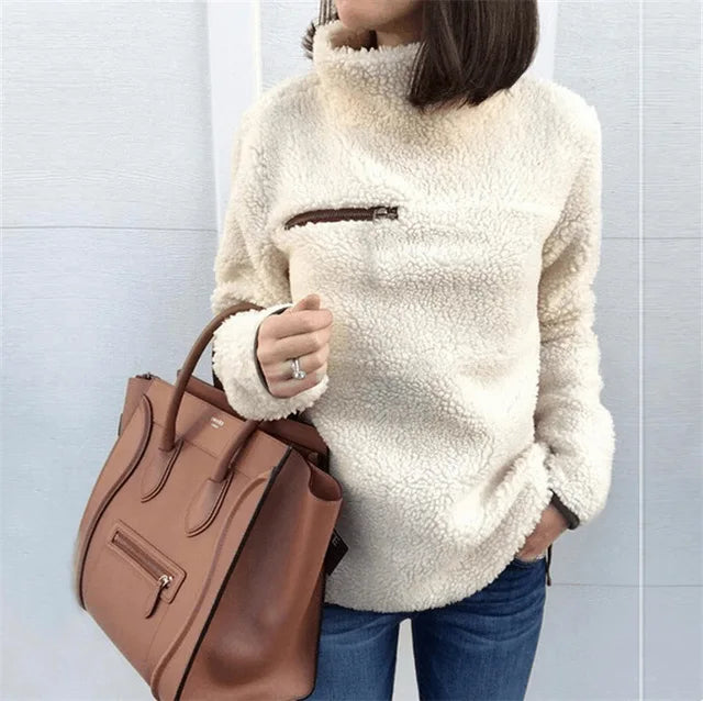 Flauschiger-Pullover-mit-hohem-Kragen-und-reißverschlussähnlichem-Detail,-ideal-für-einen-bequemen-und-warmen-Winterlook.