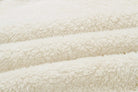 Flauschiger-Pullover-mit-hohem-Kragen-und-reißverschlussähnlichem-Detail,-ideal-für-einen-bequemen-und-warmen-Winterlook.