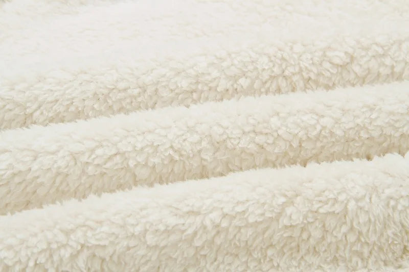 Flauschiger-Pullover-mit-hohem-Kragen-und-reißverschlussähnlichem-Detail,-ideal-für-einen-bequemen-und-warmen-Winterlook.