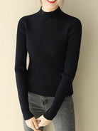 Schlichter-gerippter-Pullover-mit-hohem-Kragen-und-eleganter-Passform,-perfekt-für-einen-stilvollen-und-komfortablen-Winterlook.