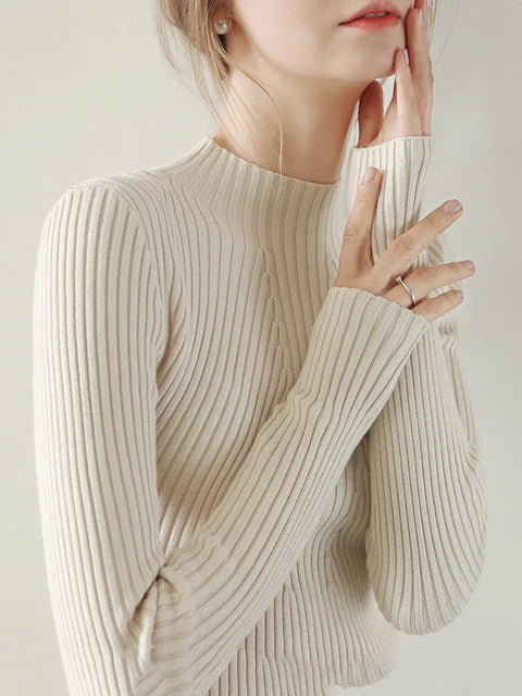 Schlichter-gerippter-Pullover-mit-hohem-Kragen-und-eleganter-Passform,-perfekt-für-einen-stilvollen-und-komfortablen-Winterlook.