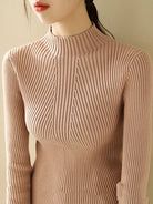 Schlichter-gerippter-Pullover-mit-hohem-Kragen-und-eleganter-Passform,-perfekt-für-einen-stilvollen-und-komfortablen-Winterlook.