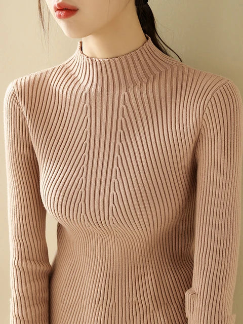 Schlichter-gerippter-Pullover-mit-hohem-Kragen-und-eleganter-Passform,-perfekt-für-einen-stilvollen-und-komfortablen-Winterlook.