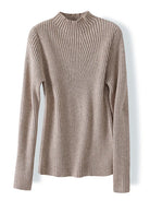 Schlichter-gerippter-Pullover-mit-hohem-Kragen-und-eleganter-Passform,-perfekt-für-einen-stilvollen-und-komfortablen-Winterlook.