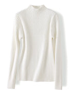 Schlichter-gerippter-Pullover-mit-hohem-Kragen-und-eleganter-Passform,-perfekt-für-einen-stilvollen-und-komfortablen-Winterlook.