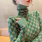 Ein-rollkragenpullover-mit-geometrischem-Muster,-perfekt-für-einen-modischen-und-auffälligen-Winterstil.
